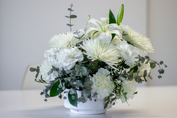 白色的花与桉树叶子成花束图片下载