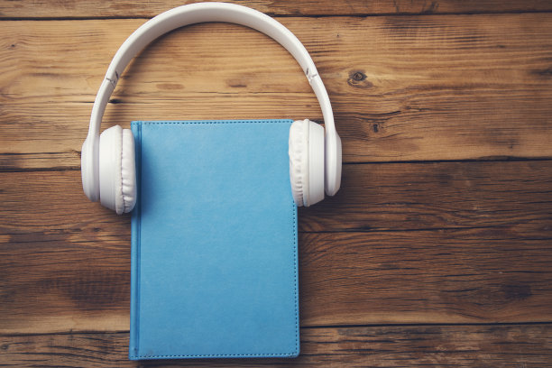 有声书放在木桌上图片下载