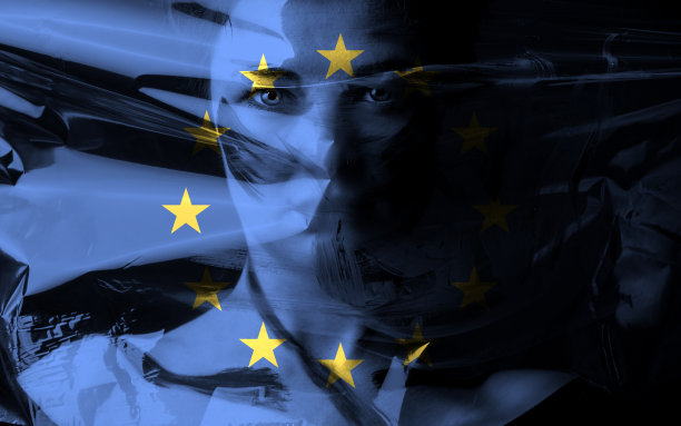 带着欧盟旗帜的塑料袋女孩图片下载