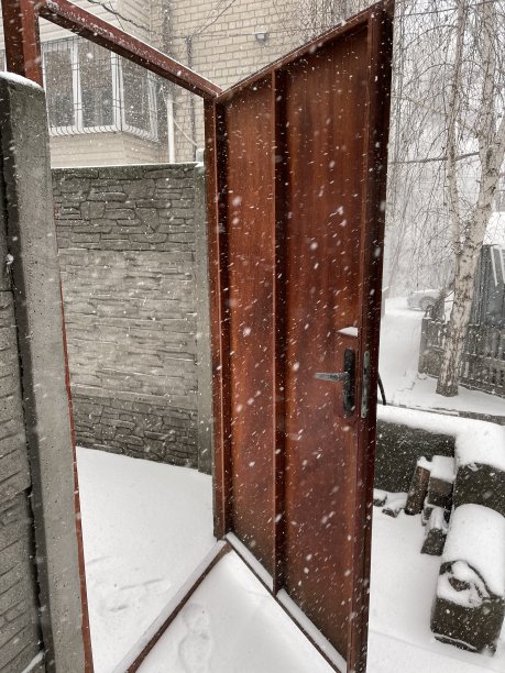 铁门生锈，院子里下雪图片下载