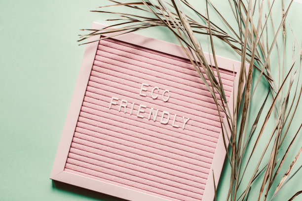 环保白色文字，以再生纸为背景。生态废物循环再造概念图片下载