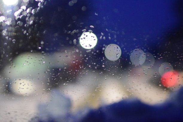 在引擎盖上有雪的寒冷道路上，透过挡风玻璃的视线模糊图片下载