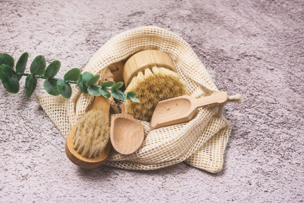 零废物环保概念浴室和厨房配件在环保袋混凝土背景水平图片下载