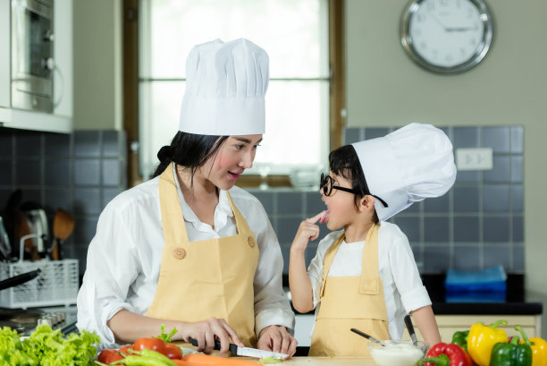 做饭的家庭。厨师，孩子，男孩和母亲制作和学习新鲜蔬菜沙拉，健康饮食和教育图片下载
