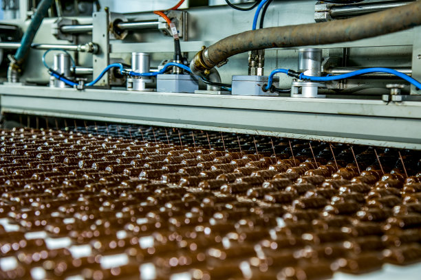 糖果工厂。糖果生产过程。带糖果的传送带。图片下载