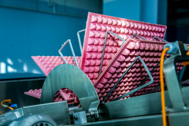 糖果工厂。糖果生产过程。带糖果的传送带。图片下载