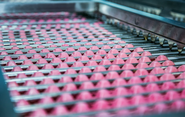 糖果工厂。糖果生产过程。带糖果的传送带。图片下载