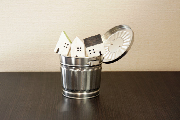 一个被丢弃在垃圾桶里的小玩具屋。图片下载