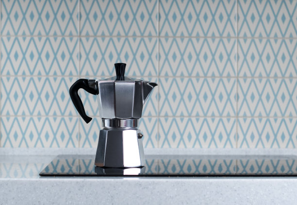 厨房炉子上的银色摩卡咖啡壶。间歇泉咖啡机。副本的空间。图片下载