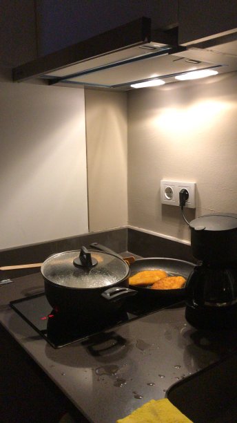 凌乱的厨房和烹饪食物。图片下载