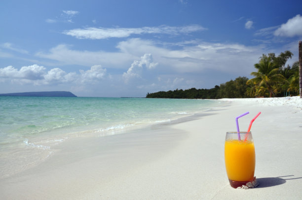 在热带海滩上喝一杯芒果汁。柬埔寨，高荣图片下载