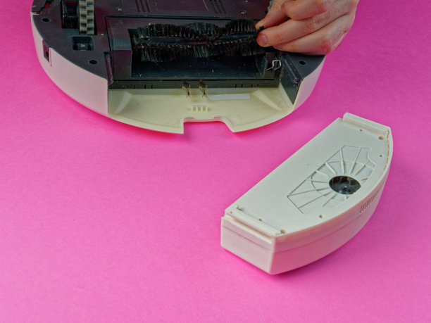 机器人真空吸尘器被拆卸，真空吸尘器正在被清洗和拆卸图片下载