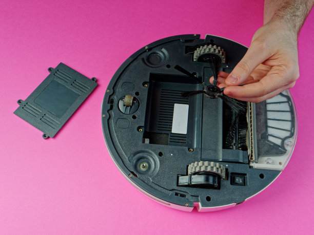 机器人真空吸尘器被拆卸，真空吸尘器正在被清洗和拆卸图片下载