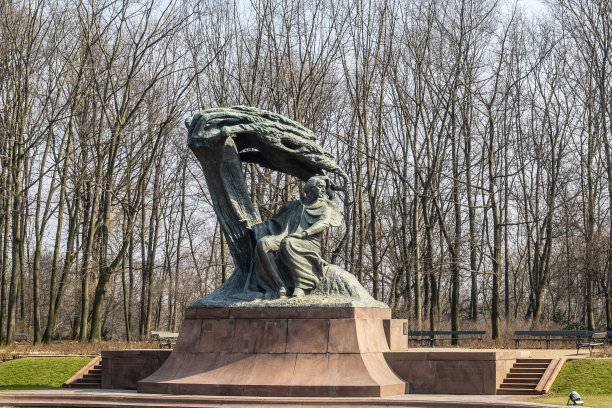 欧洲波兰华沙的拉兹恩基公园内的肖邦纪念碑图片下载