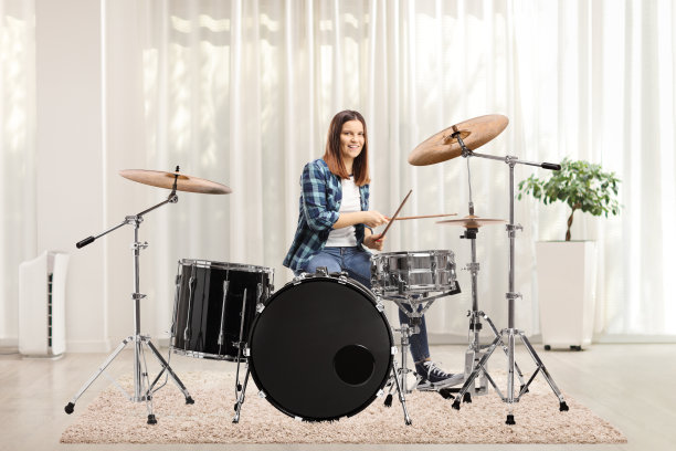 女性在家里打鼓图片下载