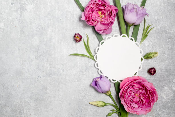 白色背景上的插花和空白卡片。母亲节和国际妇女节的概念素材图片