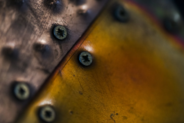 用螺钉拧紧铜和黄铜零件图片下载