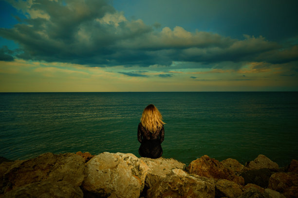 在罗马尼亚海边的金发女人的后视图图片下载