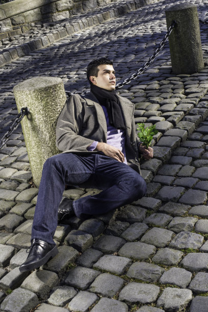 一个年轻人躺在纽约的地上，向上看图片下载