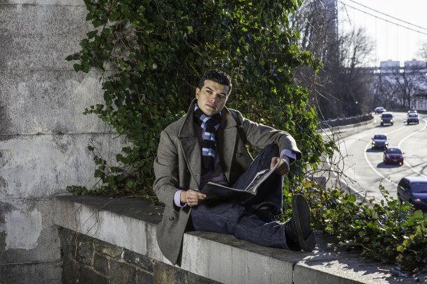 在纽约市外面读书的年轻人图片下载