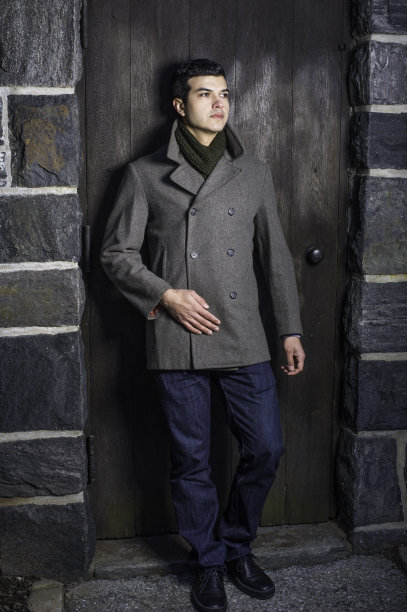 一个年轻人正站在纽约的一个门口等着你图片下载