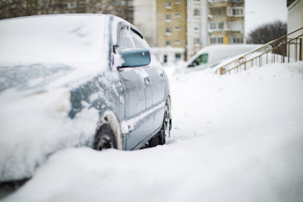街道上的汽车被雪压着图片下载