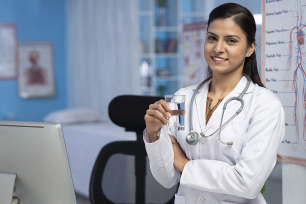 女医生拿着水杯的照片图片下载