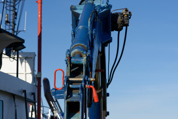 渔船上的蓝色起重机的细节图片下载