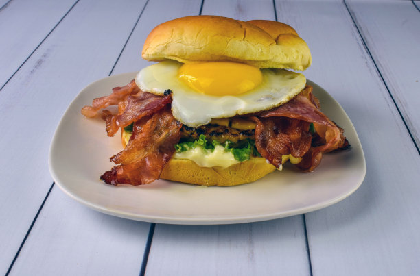 火鸡汉堡加培根和鸡蛋图片下载