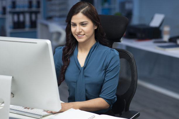 商务女性在办公室使用桌面库存照片图片下载