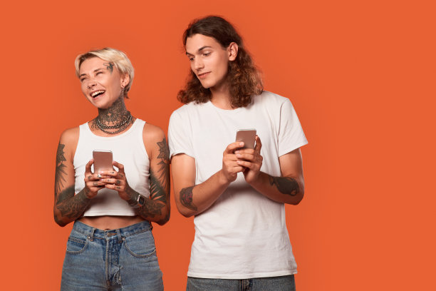 年轻的成年人朋友一起使用现代智能手机图片下载