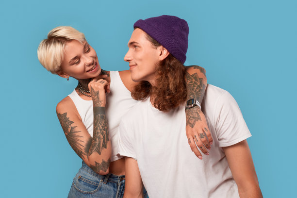 年轻的成年女友和男友互相看着对方图片下载