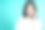 亚洲妇女戴牙套指向牙齿样本和微笑与她健康的白色牙齿孤立在蓝色背景图片下载