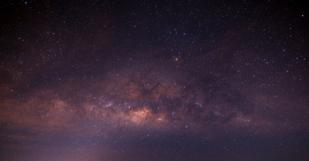 柔和的焦点，蓝色的夜空，银河和黑暗的背景上的星星。噪音和谷物。照片长曝光和选择白平衡。图片下载