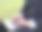 一个商人坐在公园外面，用他的笔记本电脑工作图片下载
