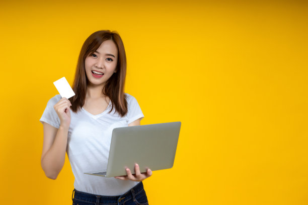 新冠肺炎疫情爆发期间，亚洲女性用笔记本电脑愉快网购。图片下载