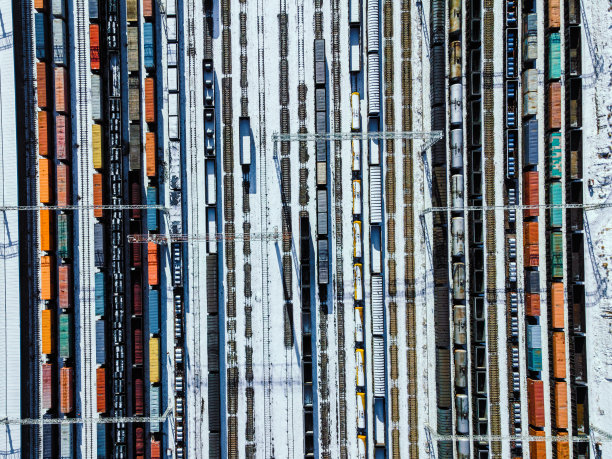 冬季货运列车和火车站鸟瞰图图片下载