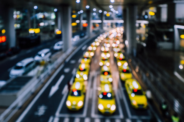 在机场出口忙碌的黄色出租车队列在晚上的散焦视图图片下载