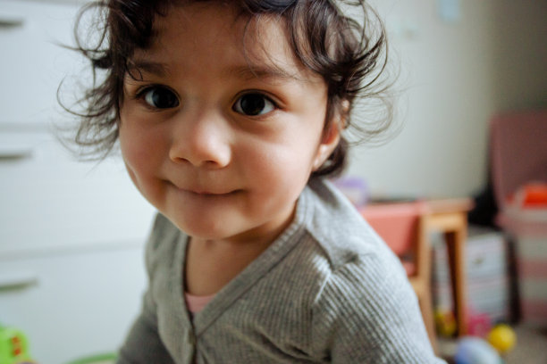 快乐的西班牙女婴图片下载