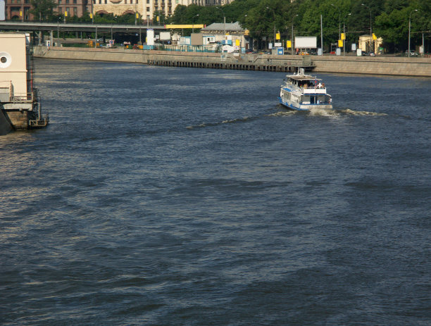 船在河上图片下载