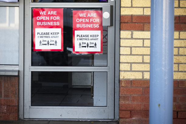 保持社交距离标志着尊重和保持安全图片下载