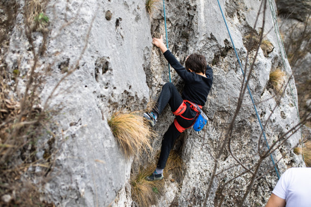 一个小男孩在爬岩石图片下载