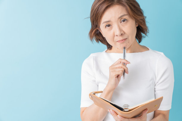 填写日程表的老年妇女在想图片下载