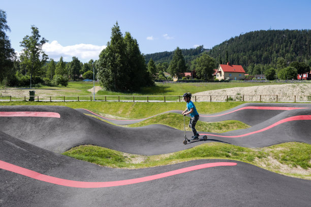 男孩骑kickbike在Järvsö泵轨道图片下载