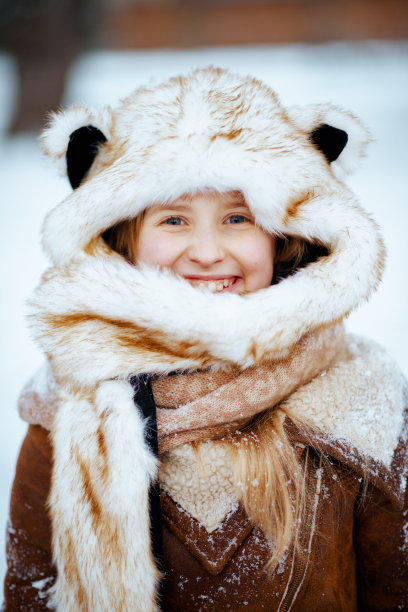 肖像快乐时尚的孩子在室外的城市公园在冬天图片下载