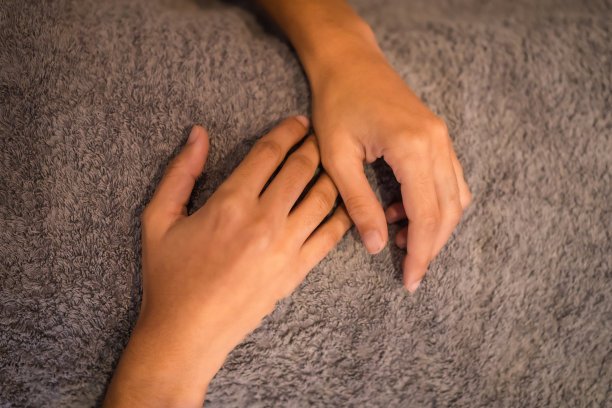 一位理疗师给一位年轻女士做颈部按摩的细节。理疗,整骨疗法图片下载