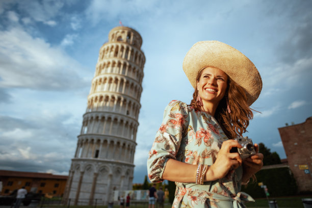 快乐优雅的旅行者女人在花裙子图片下载