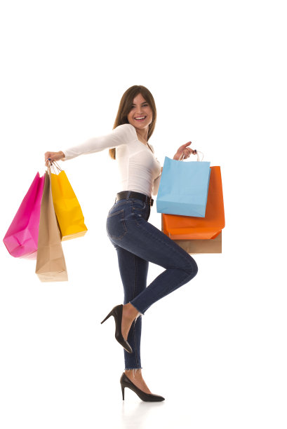 褐发女郎站在白色货架上，买完东西图片下载