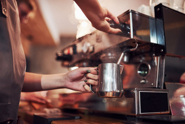 近距离观看制作新鲜饮料。室内咖啡厅年轻女服务员。业务和服务的概念图片下载