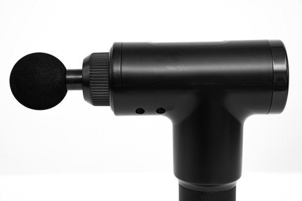 白色背景上的按摩枪。medical-sports设备。图片下载